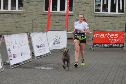 Jedna z zawodniczek pokonała dystans razem z psem