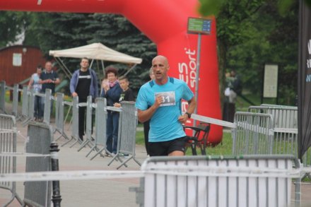 Fragment finiszu biegu w centrum miasta