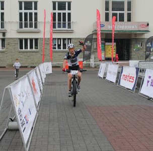 Pierwszy kolarz finiszuje na placu Hoffa