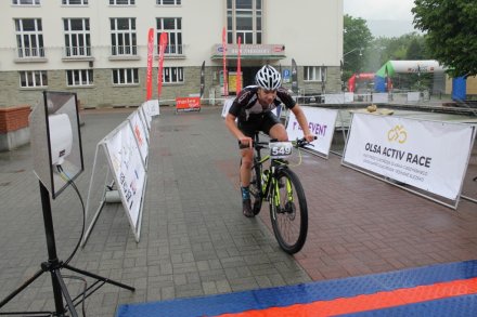 Kolejny zawodnik wpada na metę