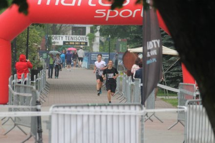 Kolejni zawodnicy przybywają na metę