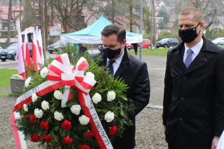 Władze samorządowe Miasta Wisły składają kwiaty