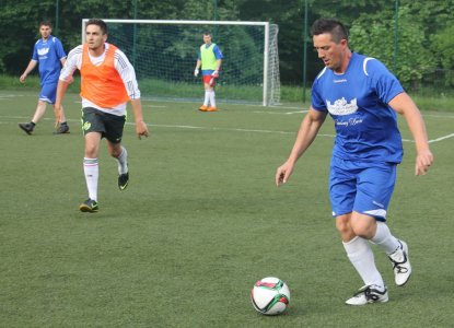 Krzysztof Wantulok "holuje" piłkę pod pole karne rywali