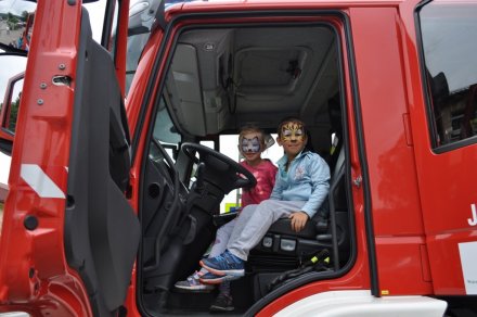 Dzieci w wozie strażackim