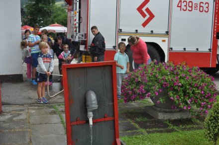Dzieci próbują swoich sił w konkurencjach strażackich