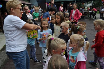 Przewodnicząca Zarządu Osiedla rozdaje słodycze dzieciom