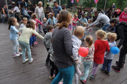 Zabawa dorosłych z dziećmi