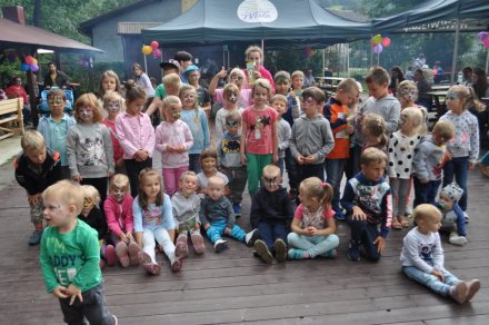 Pamiątkowe zdjęcie najmłodszych uczestników pikniku