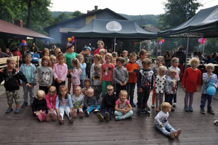 Pamiątkowe zdjęcie najmłodszych uczestników pikniku