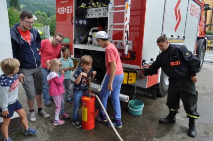 Dzieci próbują swoich sił w konkurencjach strażackich
