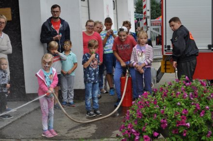 Dzieci próbują swoich sił w konkurencjach strażackich