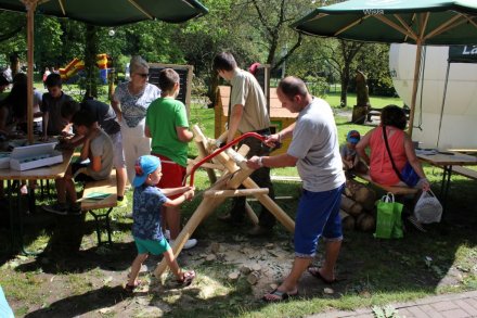 Cięcie drewna na jednym ze stoisk