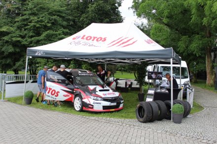 Stoisko z samochodem Kajetana Kajetanowicza