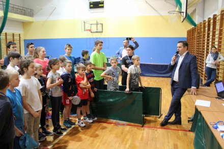 Burmistrz wita się z uczestnikami turnieju