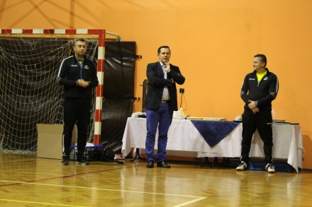 Burmistrz Tomasz Bujok wraz z prezesm UKS Wiślańskie Orły Tomaszem Pepłowskim i Pawłem Juchniewiczem