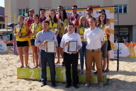 Triumfatorzy turnieju Beskidzka Plaża w towarzystwie burmistrza Wisły, starosty cieszyńskiego i organizatora