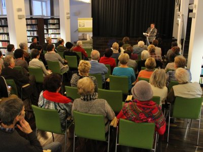 Zebrani goście słuchają prelekcji dr. Józefa Szymeczka