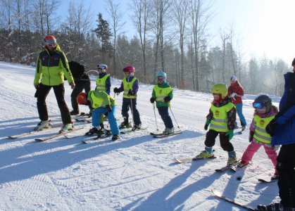 Szkółka narciarska na stoku nagrywana w programie