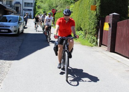 Przyjazd grupy policjantów pod Komisariat w Wiśle