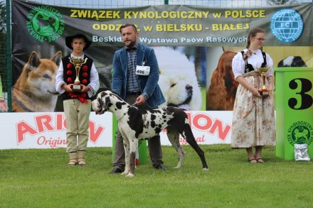 Właściciel, jego pies i zdobyty puchar w rękach wręczających górali
