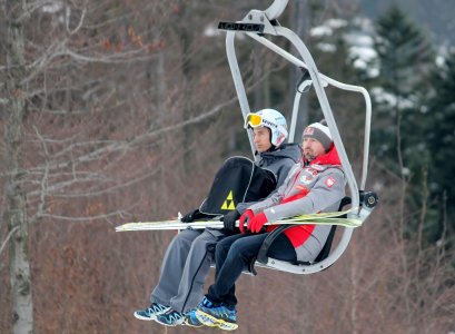Adam Małysz i Kamil Stoch jadą wyciągiem na wieżę startową