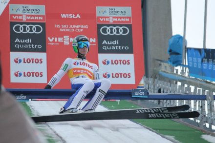 Domen Prevc siada na belkę