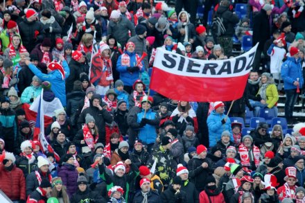 Kibice na trybunach skoczni w Wiśle Malince