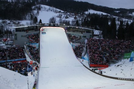 Trybuny skoczni w pełnej okazałości