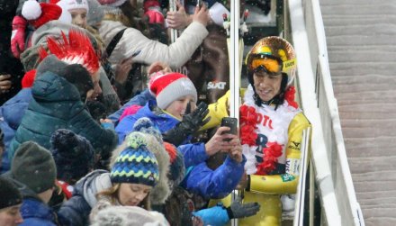 Kibice fotografują się z Noriakim Kasai