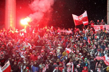 Kibice na trybunach fetują wygraną Kamila Stocha