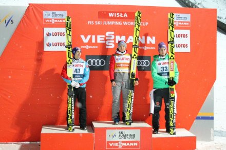 Najlepsza trójka zawodników na podium sobotniego konkursu