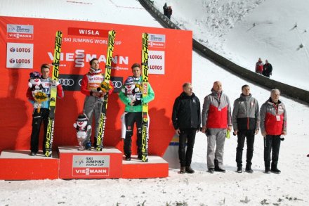 Podium i dygnitarze podczas hymnu państwowego