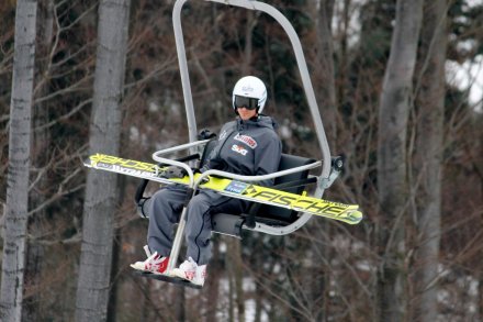 Piotr Żyła jedzie na górę skoczni