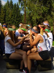 Uczniowie liceum podczas posiłku