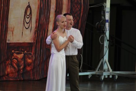 Fragment spektaklu "W oddaleniu"