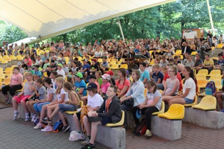 Uczniowie na widowni