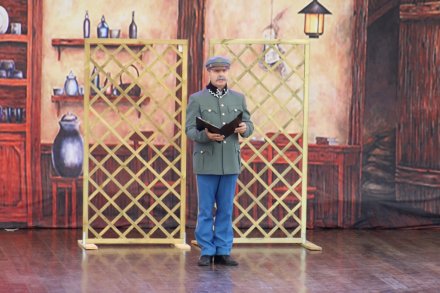 Fragment spektaklu "W oddaleniu"