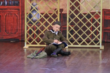 Fragment spektaklu "W oddaleniu"