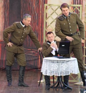 Fragment spektaklu "W oddaleniu"