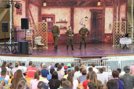 Fragment spektaklu "W oddaleniu"