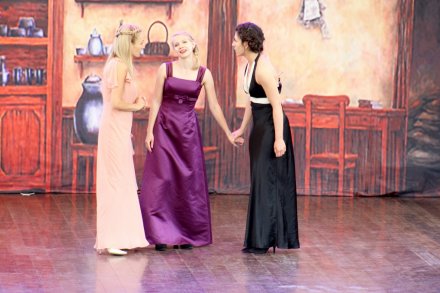 Fragment spektaklu "W oddaleniu"