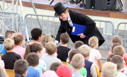 Artysta wita się z dziećmi