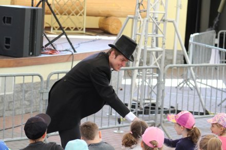 Artysta wita się z dziećmi