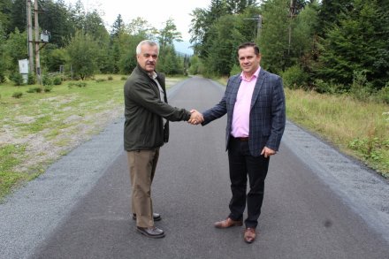 Burmistrz Tomasz Bujok i nadleśniczy Andrzej Kudełka na ulicy Rastoki