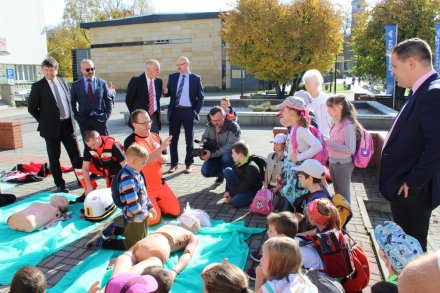 Samorządowcy przyglądają się prezentacji ratownictwa medycznego