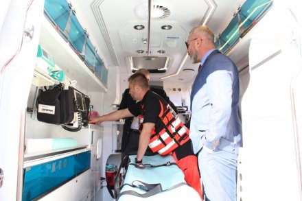 Zdzisław Pilch prezentuje gościom wyposażenie karetki