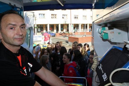 Ratownik pokazuje młodzieży wyposażenie karetki