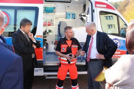 Ratownik medyczny omawia swoją pracę