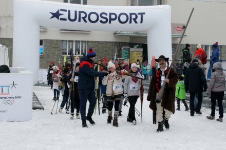 Uczestnicy retro imprezy w Strefie Kibica Eurosportu