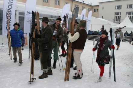 Uczestnicy retro imprezy w Strefie Kibica Eurosportu